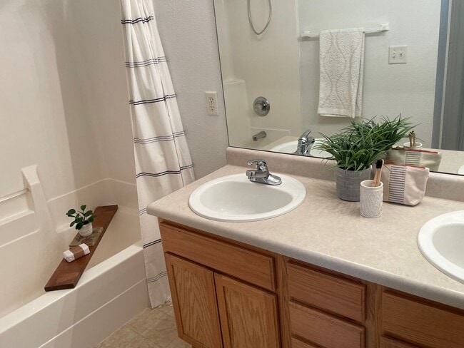 Building Photo - Townhome -2 bed 2.5 bath + bonus area