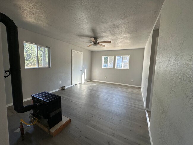 Building Photo - Remodeled 2 bedroom home in Myrtle Creek