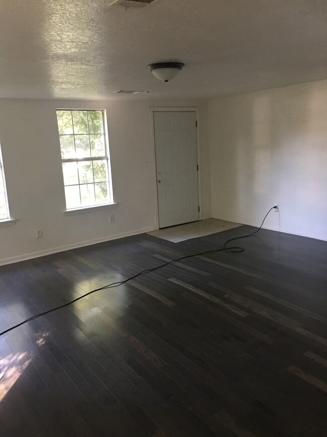 Building Photo - 902 N 27th St