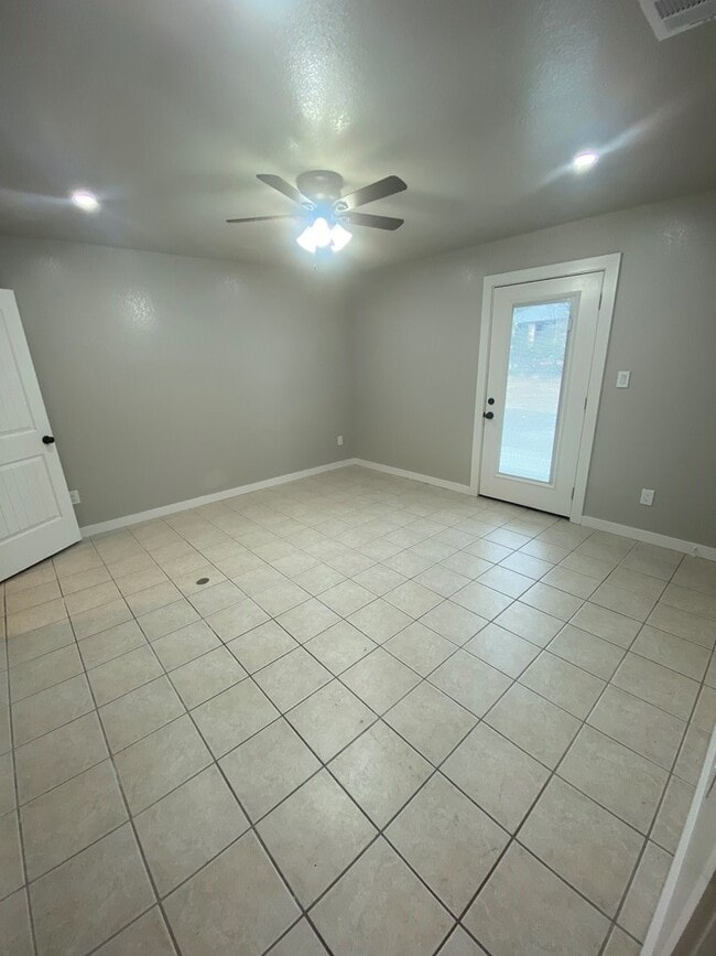 Building Photo - 518 Peterson Dr