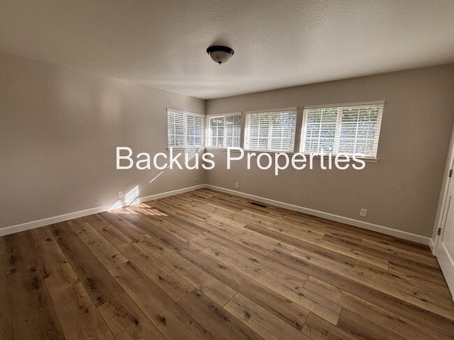 Building Photo - Great one-story home with the serenity of Pine Canyon