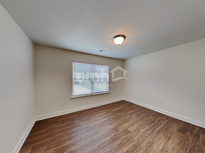 Building Photo - 5075 Hudson Vly Dr
