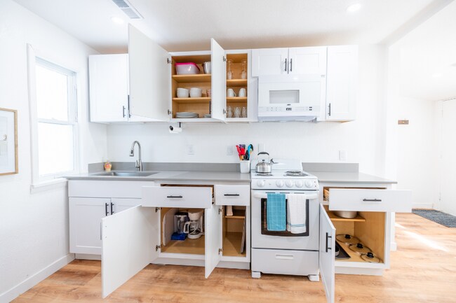 Building Photo - 600 E 8th St