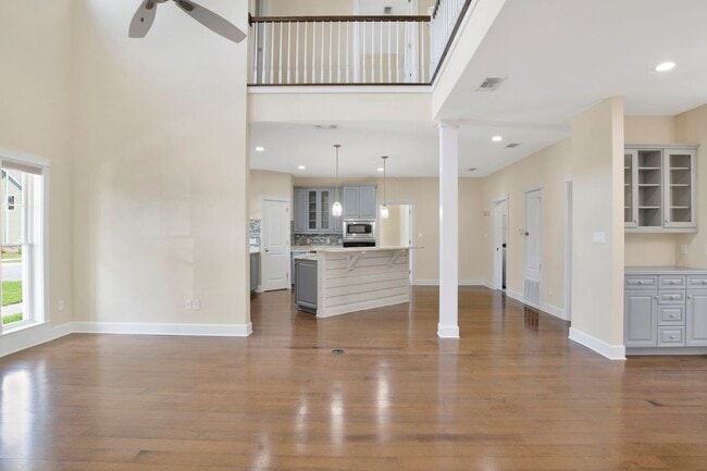 Building Photo - Sprawling Pensacola home close to NAS Pens...