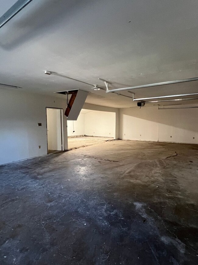 Building Photo - BEAUTIFULLY REMODELED HOME W/ HUGE OUTBUILDING!!