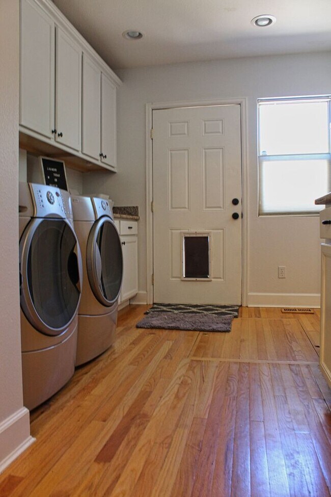 Building Photo - Spacious 2-bedroom, 2-bathroom in the Heart of West Highlands with 1 Car Garage