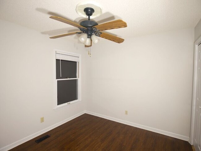 Building Photo - 104 Victoria Dr