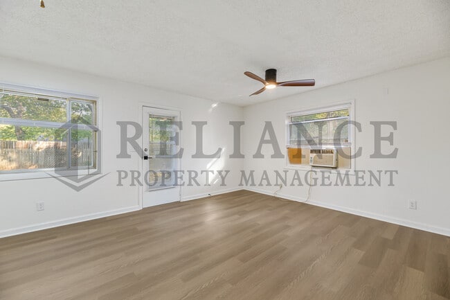 Building Photo - 2046 N Burns Ave