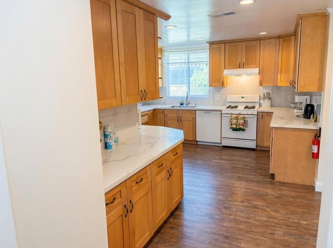 Building Photo - Charming 3-Bedroom Home with Inviting Outdoor Space