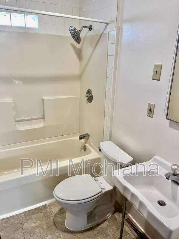 Building Photo - 126 Monmoor Ave