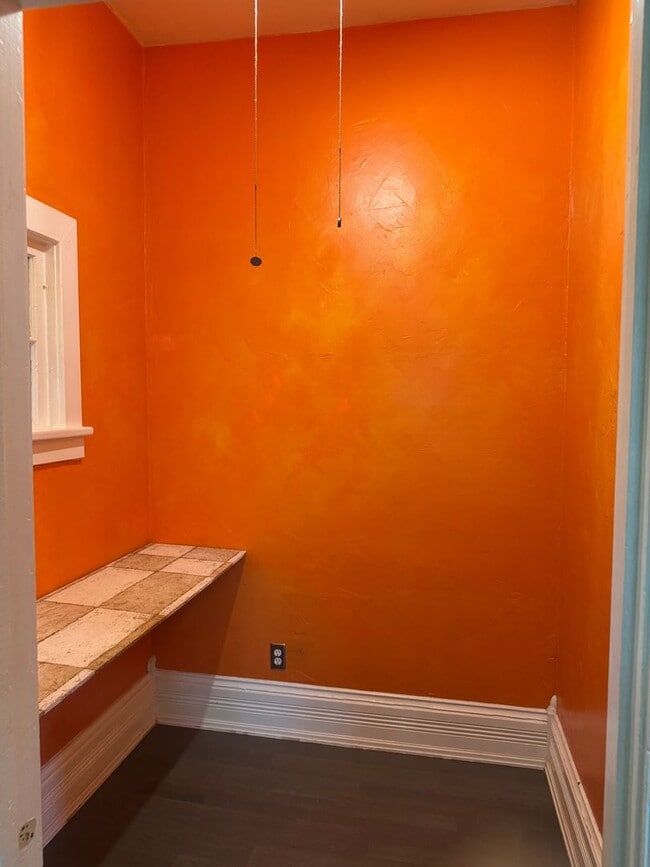 Building Photo - Adorable 1 BD + Loft and Office Bungalow in SE Richmond Neighborhood. ** Central Heat & AC! **