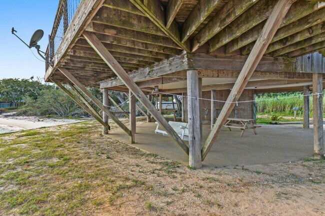 Building Photo - 6001 Belle Fontaine Dr