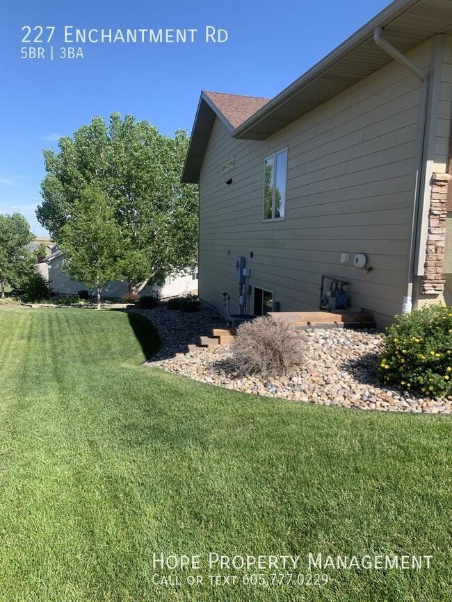 Building Photo - 227 Enchantment Rd