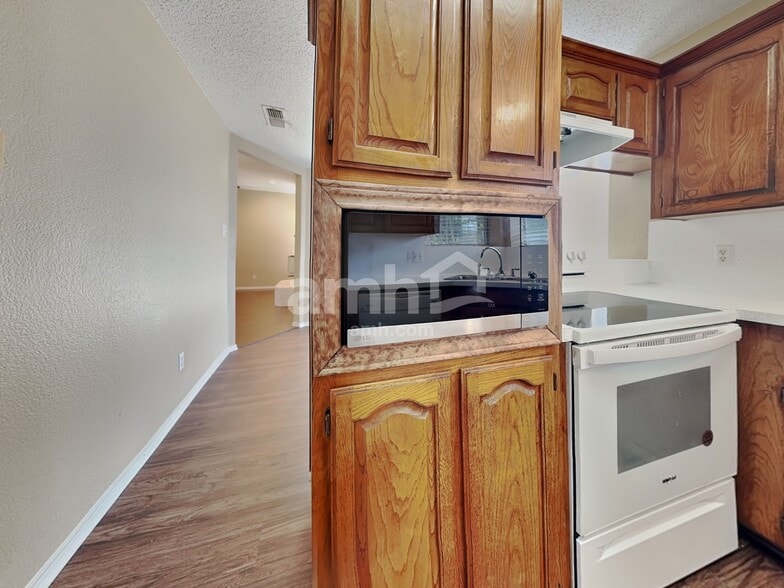 Building Photo - 7312 Glen Dr