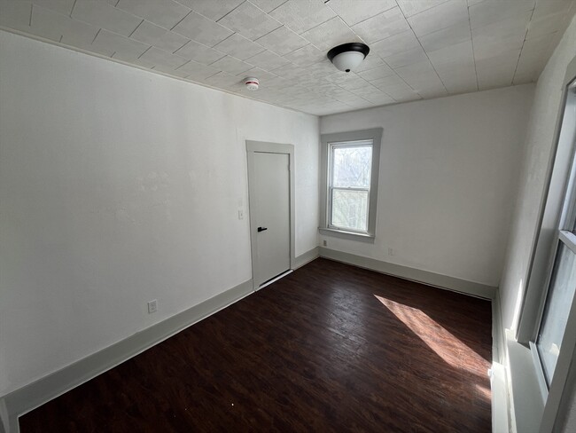 Building Photo - 40 Garnet St