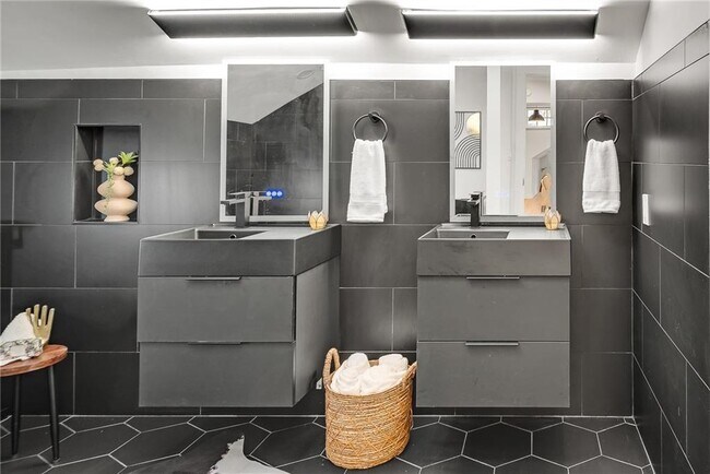 Building Photo - 901 Argonne Ave NE