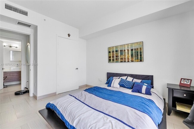 Building Photo - 1010 SW 2nd Ave