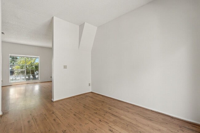 Building Photo - Brand new carpet!