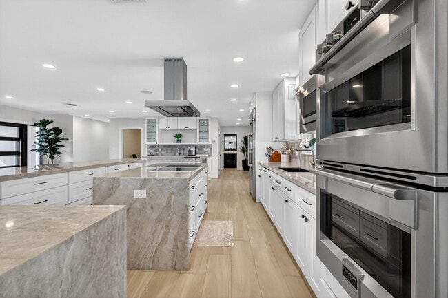 Building Photo - 937 SW 34th Ct