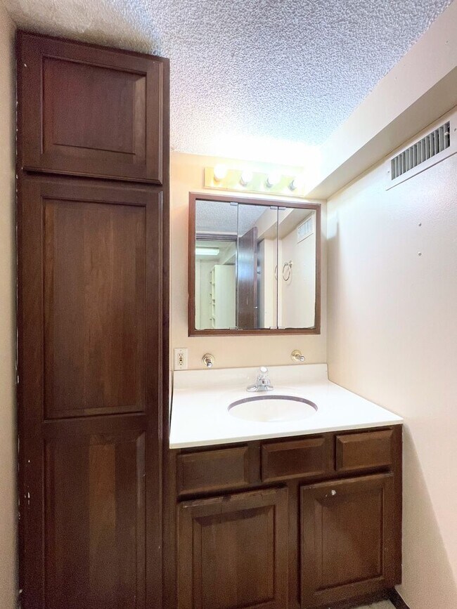 Building Photo - Cozy 3 bed 2 bath home with basement in Wichita