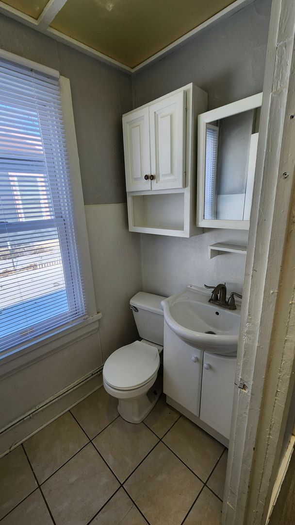 Building Photo - Cozy House with Large Yard