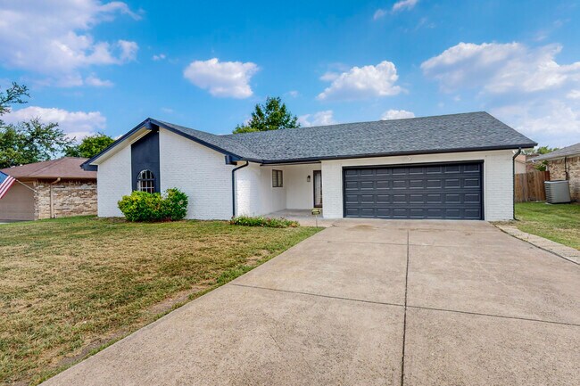 Building Photo - 2116 Northmoor Dr