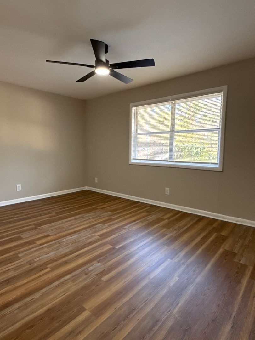 Building Photo - 1609 Line Cir