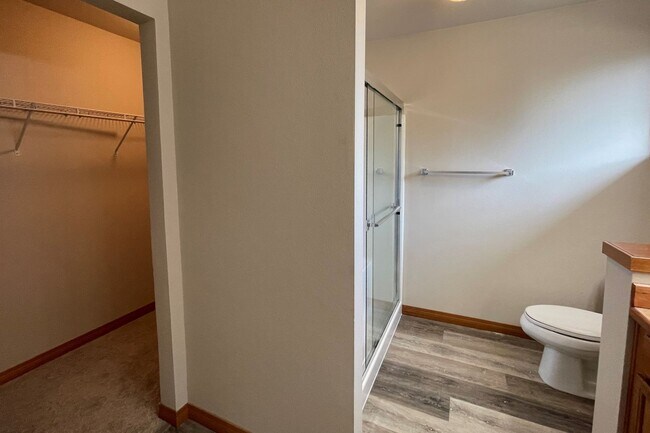 Building Photo - Nice Modern Townhouse Available Now!!