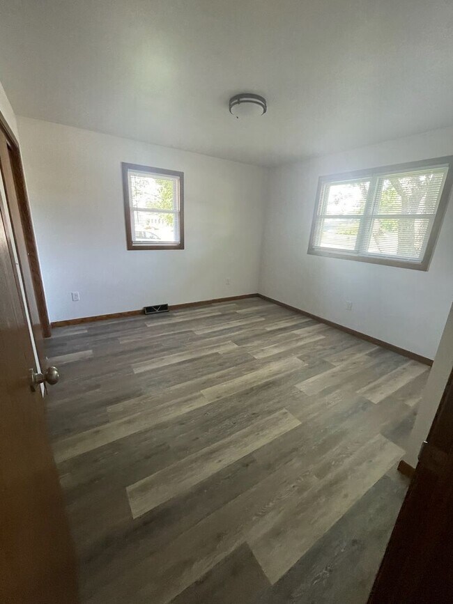 Building Photo - FULLY UPDATED 2-bedroom, 1-bath home (with bonus room) in Janesville