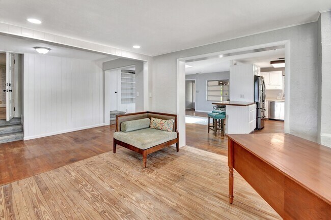 Building Photo - Bluelake Unit 3