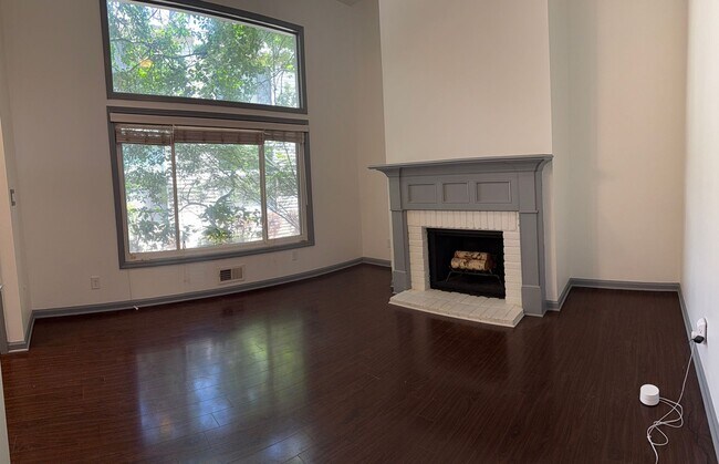 Building Photo - Centrally Located 2 BED/1.5 BATH TOWNHOME ...