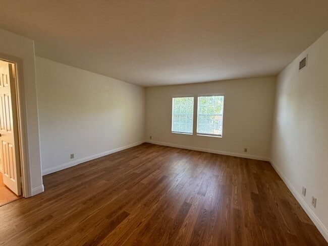 Building Photo - Spacious Home in Tustin with Main Floor Be...