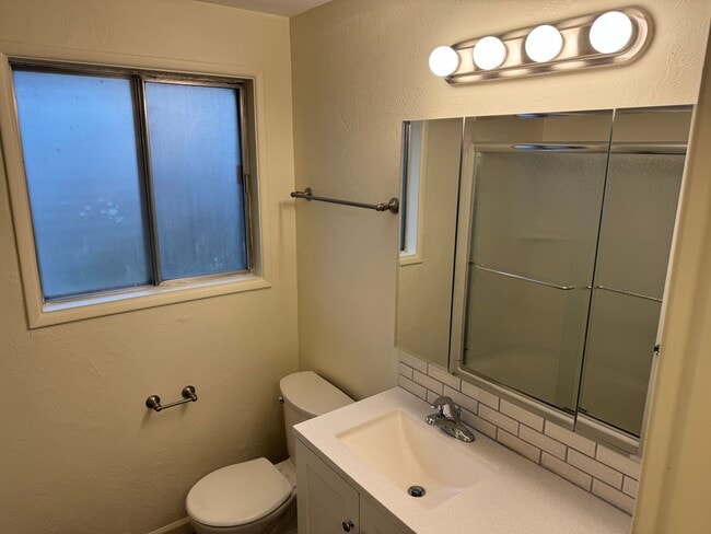 Building Photo - Beautifully updated 2 bedroom 1.5 bath duplex in Springfield!