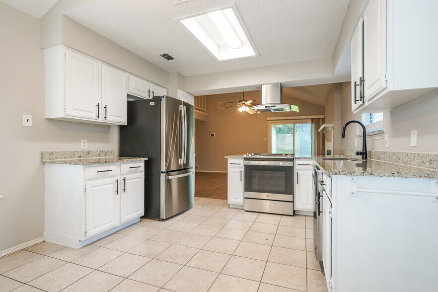Building Photo - 5016 Santa Fe Ct