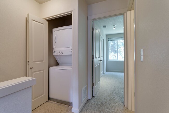 Building Photo - Beautiful Townhouse Available in Cedar Mill!