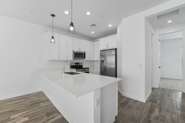 Building Photo - Like Brand New Luxurious Modern 3 Bedroom 2 Bath Townhome in Warner Meadow – Rare Rental Opportun...