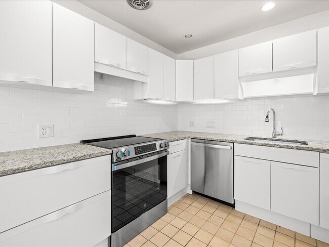 Building Photo - 15 Woodridge Rd