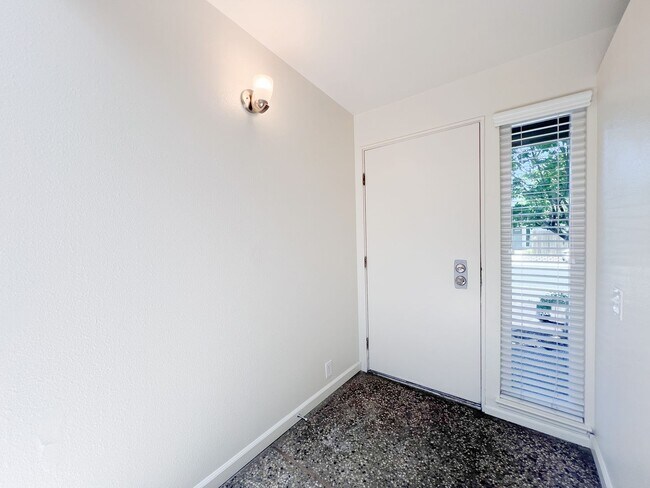 Building Photo - Spacious 3 Bed 2 Bath Home