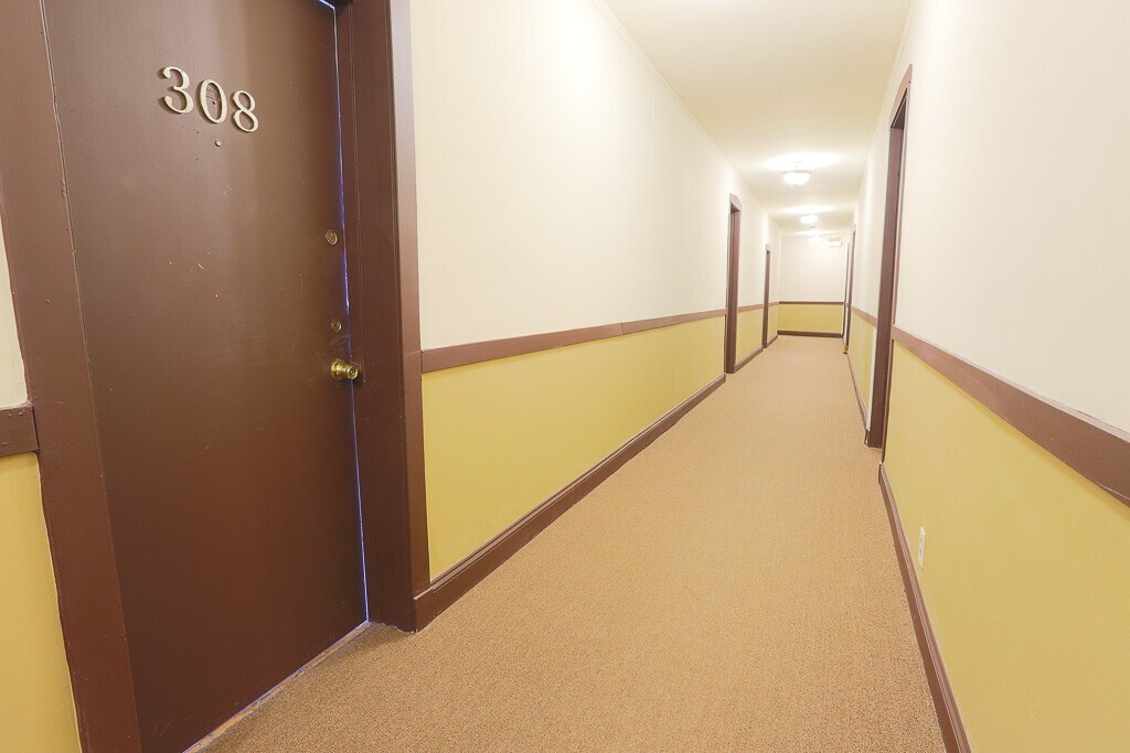 Building Photo - 2222 W Wilson Ave