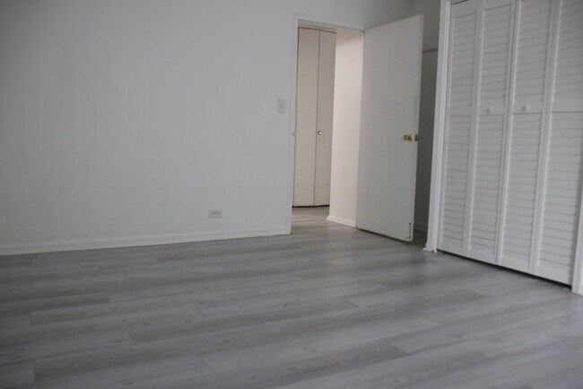 Building Photo - 5701 N Sheridan Rd