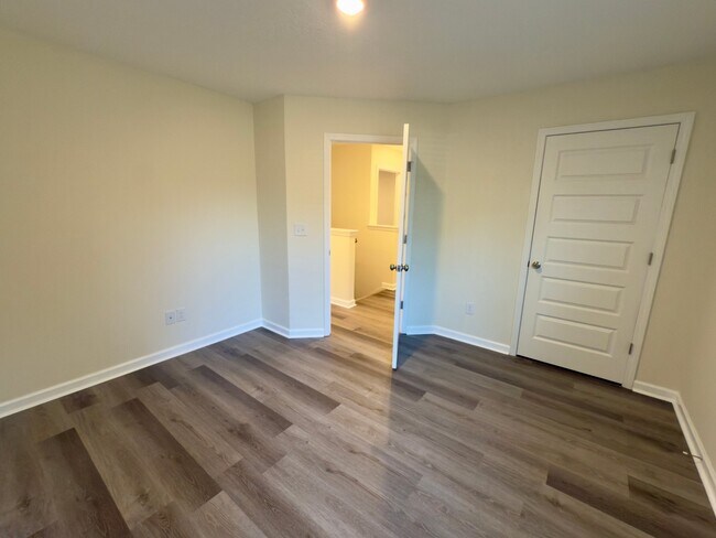 Building Photo - 613 Pershing Dr