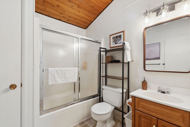 Building Photo - 1 bedroom, 1 bath Condo on Whitefish Lake