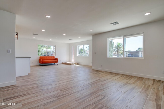 Building Photo - 4806 S La Rosa Dr
