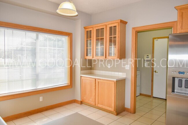 Building Photo - 2 Bedroom 2 bath Town Home in West Des Moines