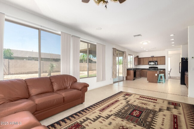 Building Photo - 252 W Blue Lagoon Dr