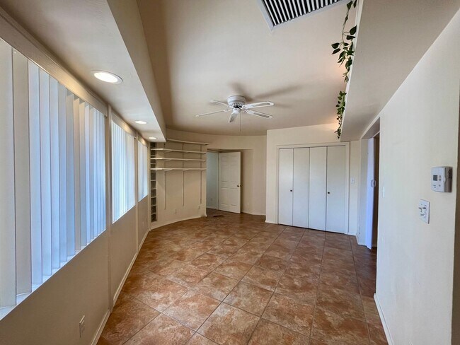 Building Photo - 3 Bedroom 2 Bathroom Charmer In Nob Hill!