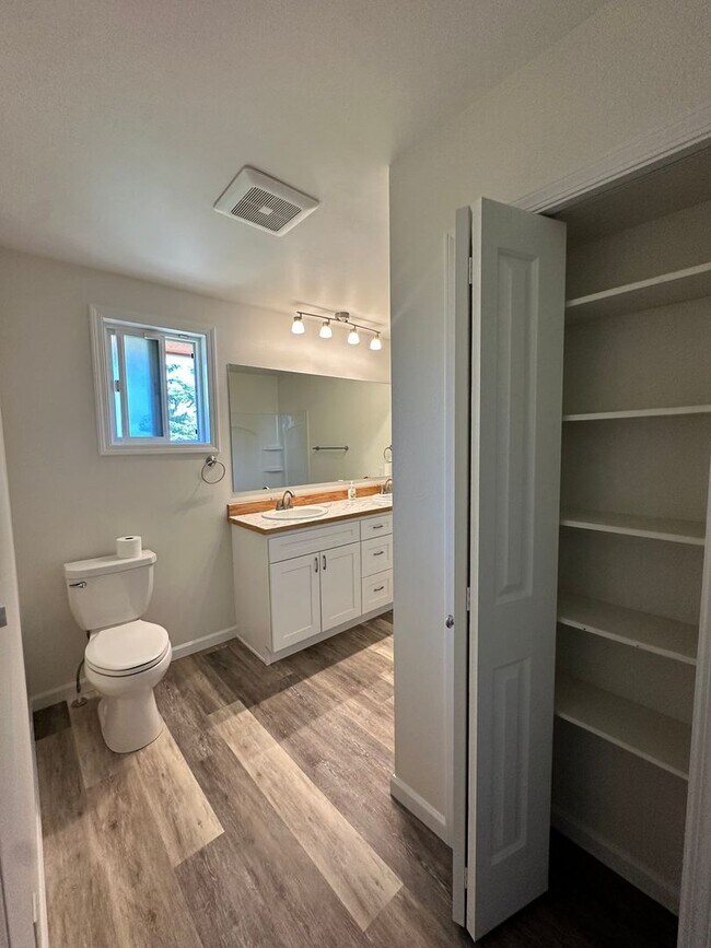 Building Photo - Stunning 3 Bedroom and 3 Bathroom Home, La...