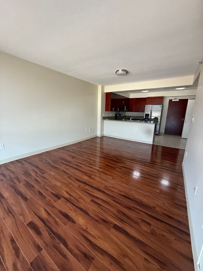 Building Photo - Great Location! 1/1/1 with beautiful mount...
