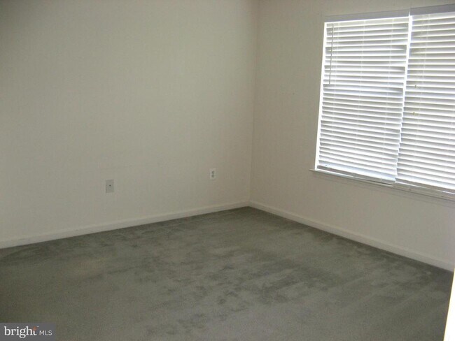 Building Photo - 175 Equestrian Dr