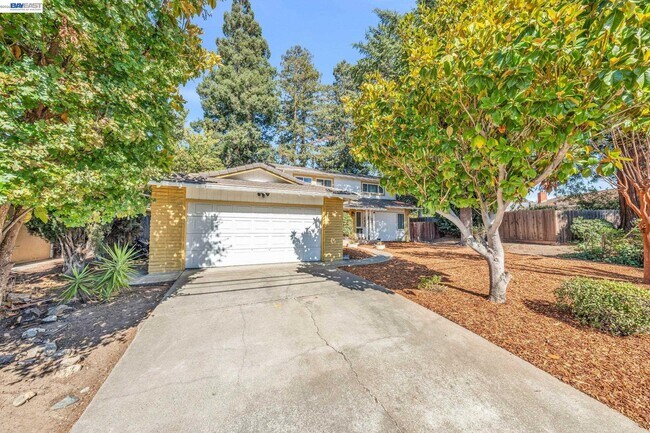 Building Photo - 1810 Boxwood Dr